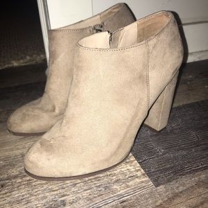 Tan ankle boot heel